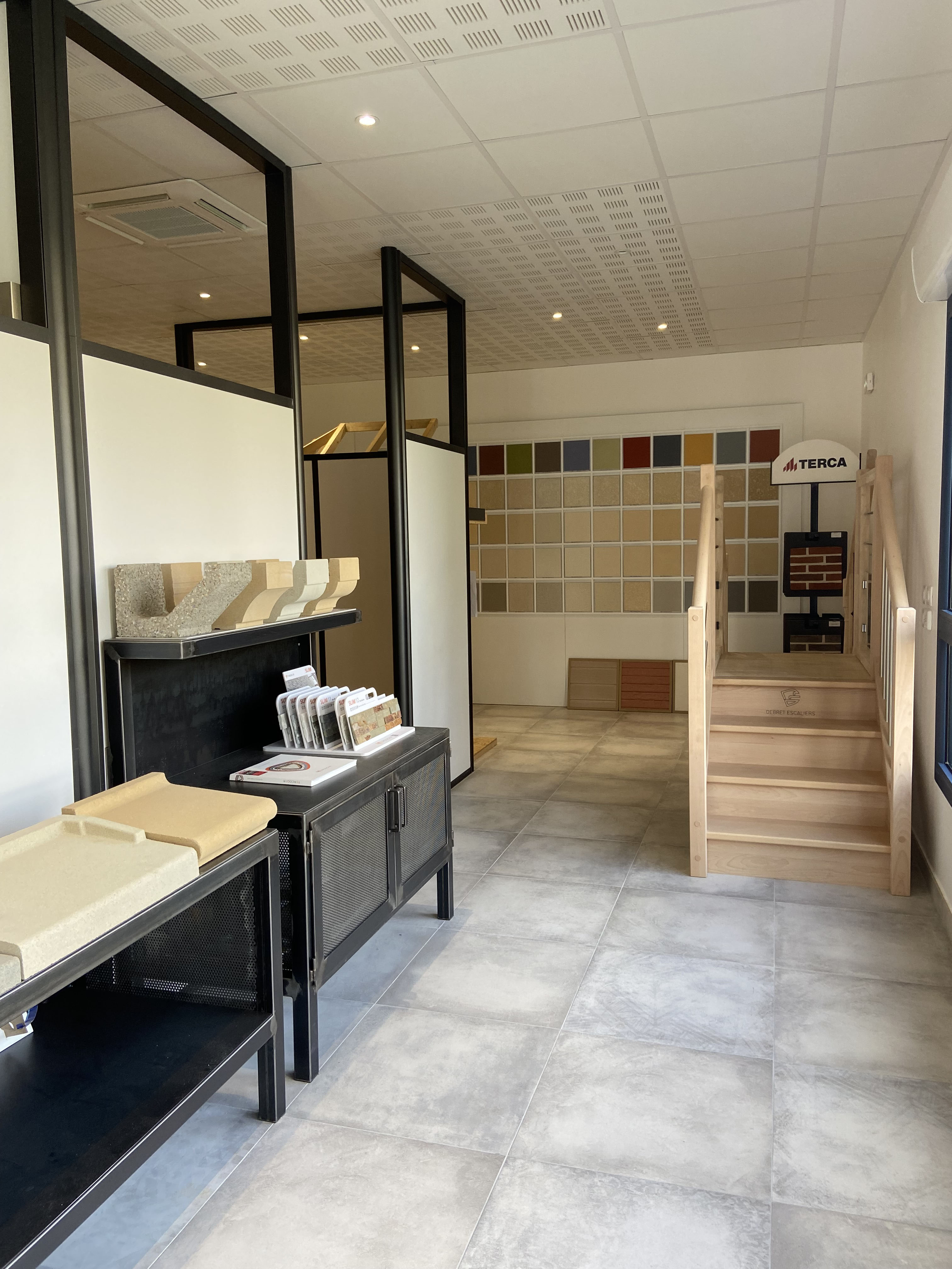 Maison materiaux escalier corniches crepis
