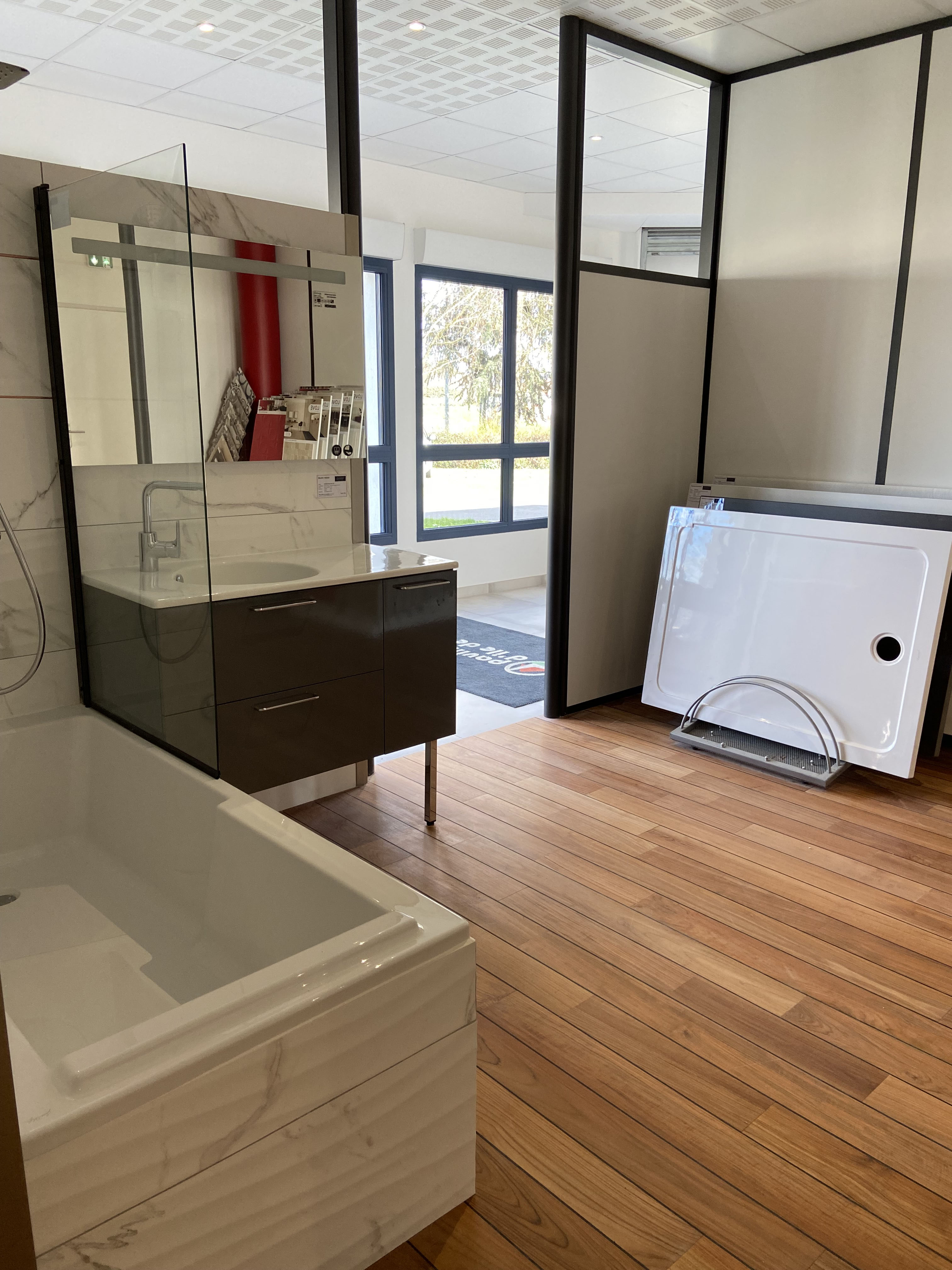 Maison materiaux salle de bain douche vasque baignoir
